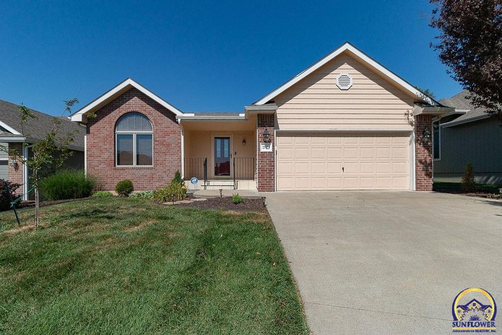 2829 SW Blue Stem DR, Topeka, KS 66614