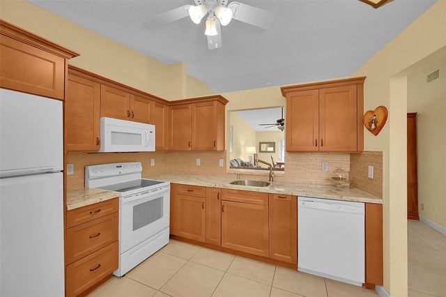 8252 Springlake Dr 8252, Boca Raton, FL 33496