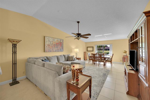 8252 Springlake Dr 8252, Boca Raton, FL 33496