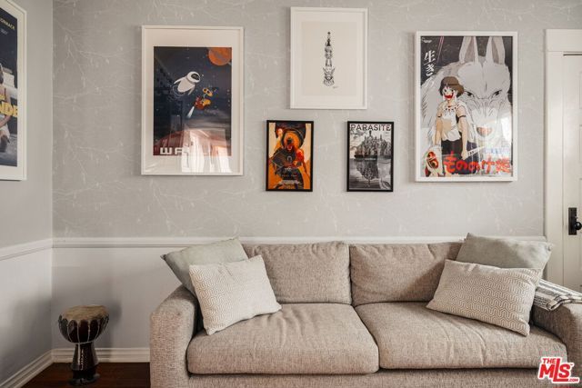7030 De Longpre Avenue, Los Angeles, CA 90028