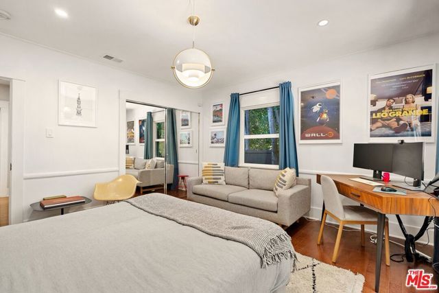 7030 De Longpre Avenue, Los Angeles, CA 90028