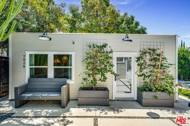 7030 De Longpre Avenue, Los Angeles, CA 90028