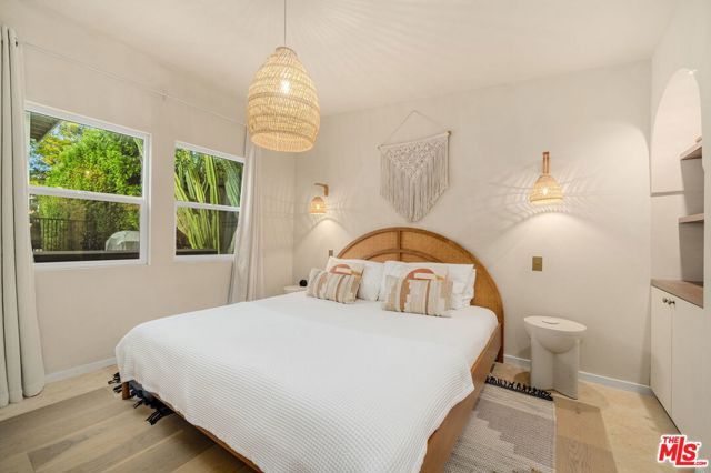 7030 De Longpre Avenue, Los Angeles, CA 90028