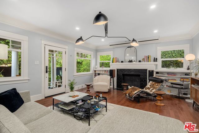 7030 De Longpre Avenue, Los Angeles, CA 90028