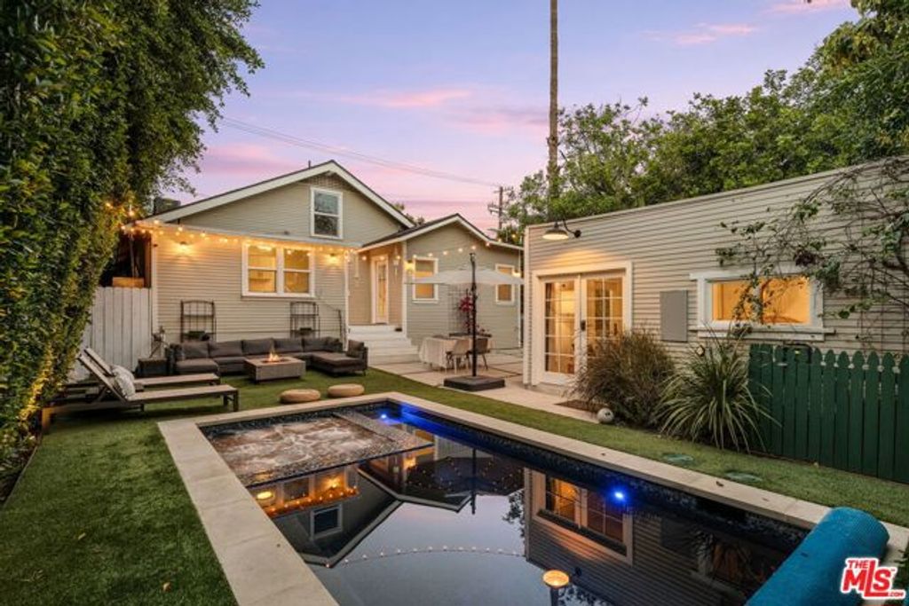7030 De Longpre Avenue, Los Angeles, CA 90028