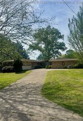 830 Lower Chester Road, Charleston, WV 25302