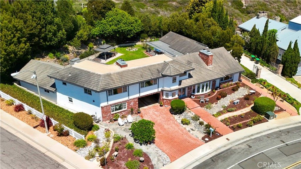 Image 3 of property listing at 880 Avenida Acapulco, San Clemente, CA 92672