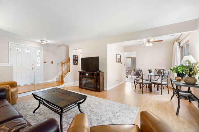 716 Sand Creek Drive, Carol Stream, IL 60188