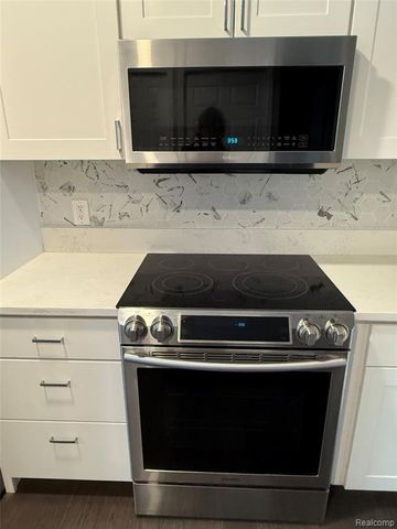 3046 Camden Drive, Troy, MI 48084