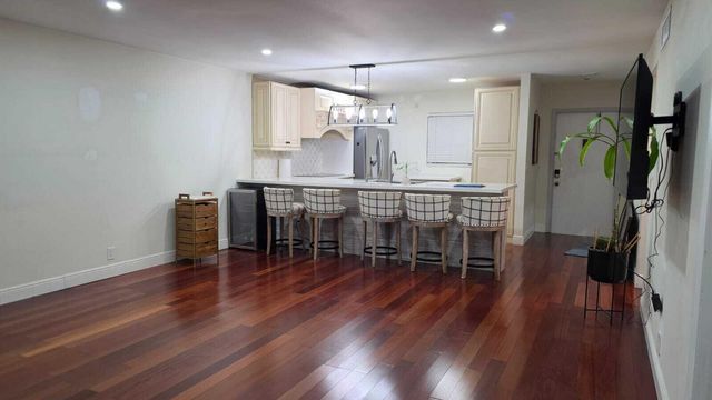 100 ASHBURY Road 206, Hollywood, FL 33024