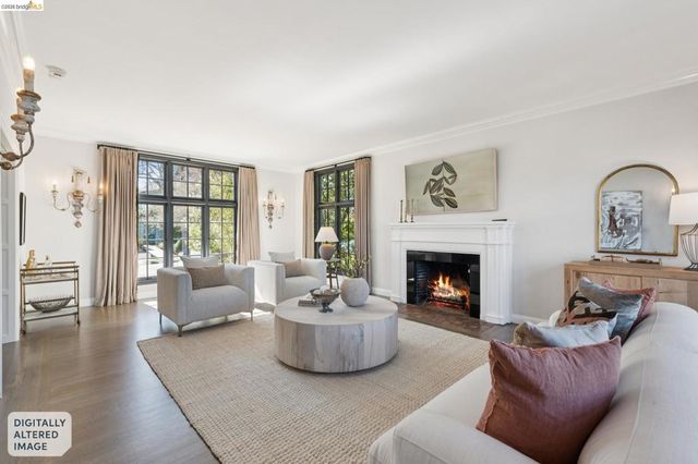 906 906 Paramount Rd, Oakland, CA 94610