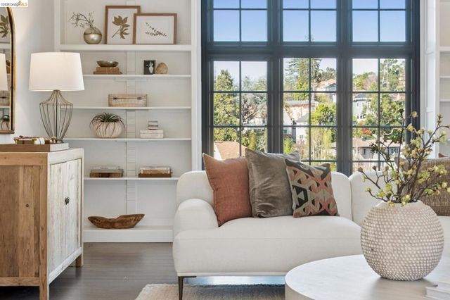 906 906 Paramount Rd, Oakland, CA 94610