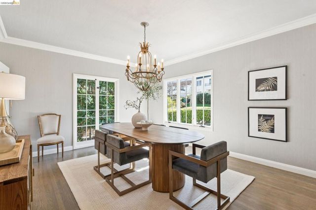 906 906 Paramount Rd, Oakland, CA 94610