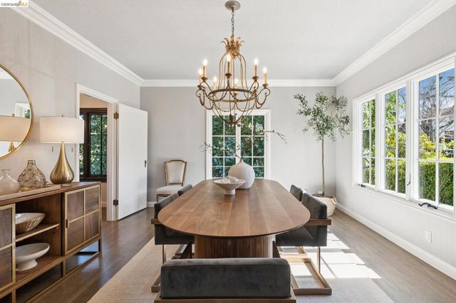 906 906 Paramount Rd, Oakland, CA 94610