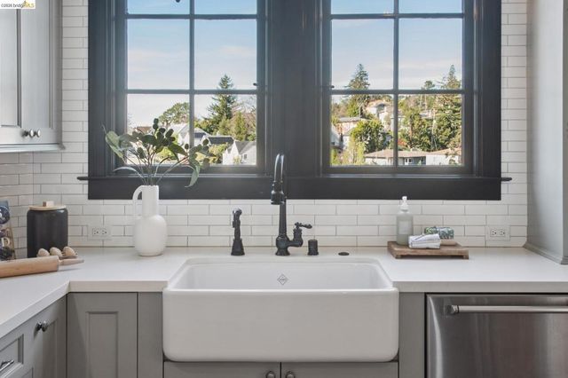 906 906 Paramount Rd, Oakland, CA 94610