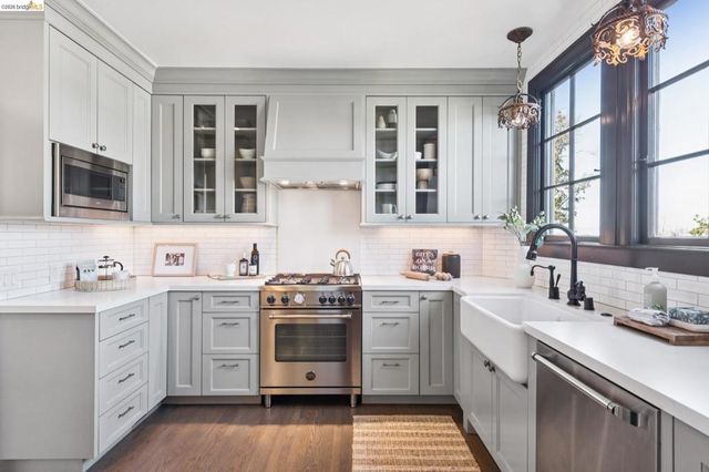 906 906 Paramount Rd, Oakland, CA 94610