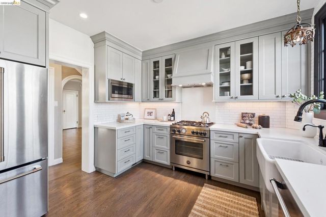 906 906 Paramount Rd, Oakland, CA 94610