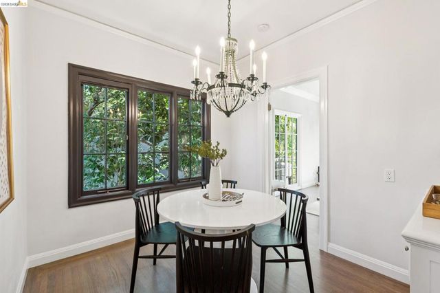 906 906 Paramount Rd, Oakland, CA 94610