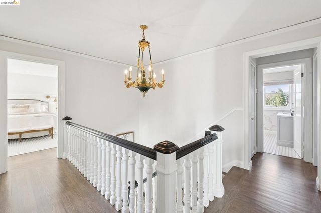 906 906 Paramount Rd, Oakland, CA 94610