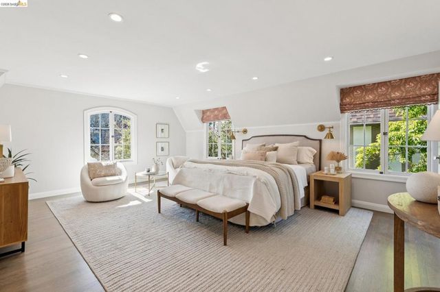 906 906 Paramount Rd, Oakland, CA 94610