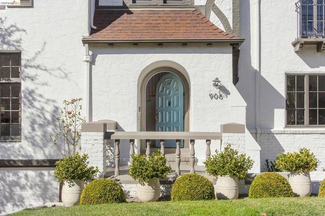 906 906 Paramount Rd, Oakland, CA 94610