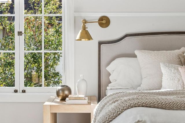 906 906 Paramount Rd, Oakland, CA 94610