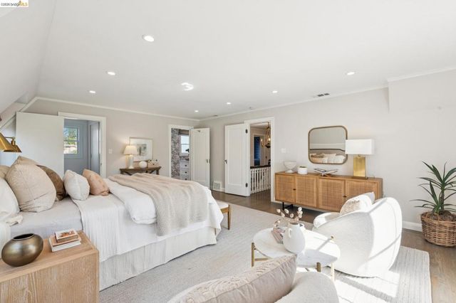 906 906 Paramount Rd, Oakland, CA 94610