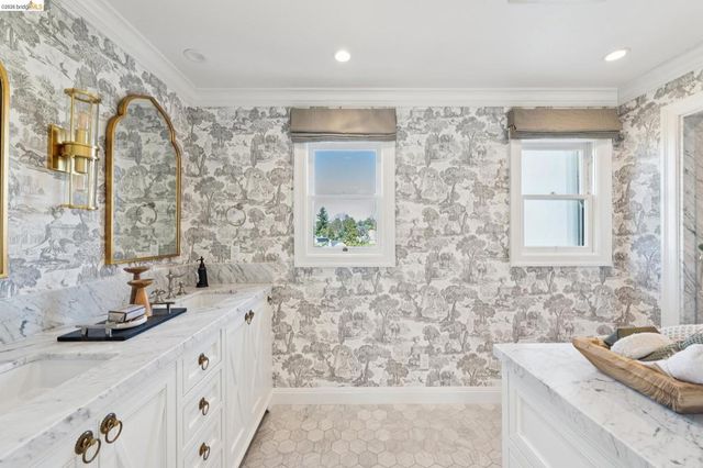 906 906 Paramount Rd, Oakland, CA 94610