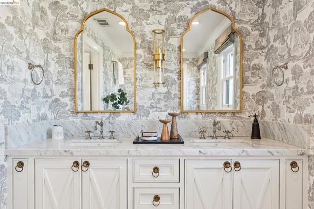 906 906 Paramount Rd, Oakland, CA 94610