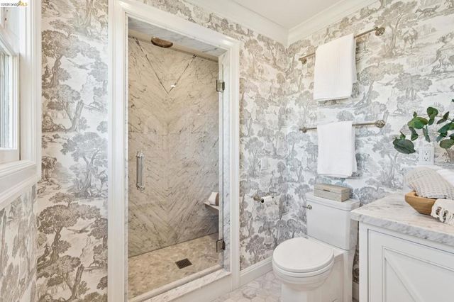 906 906 Paramount Rd, Oakland, CA 94610