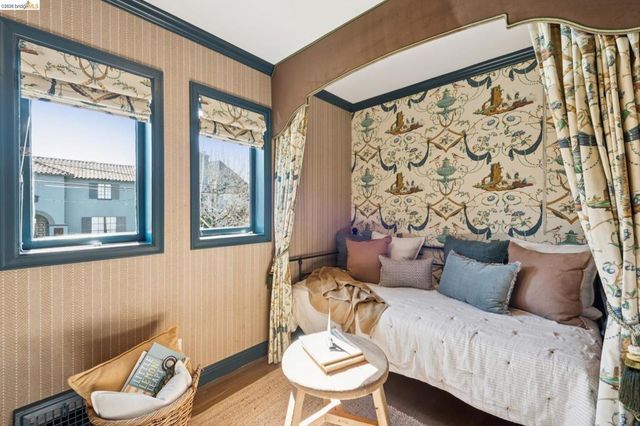 906 906 Paramount Rd, Oakland, CA 94610