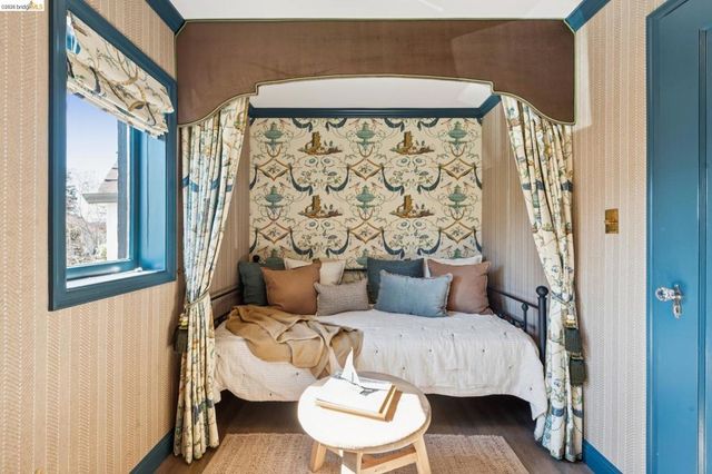 906 906 Paramount Rd, Oakland, CA 94610