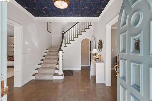 906 906 Paramount Rd, Oakland, CA 94610