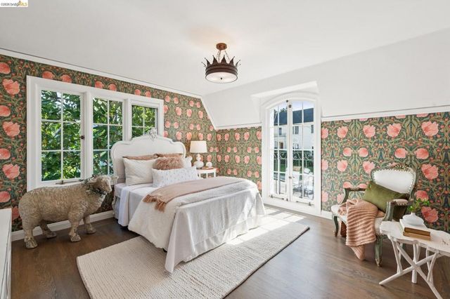 906 906 Paramount Rd, Oakland, CA 94610