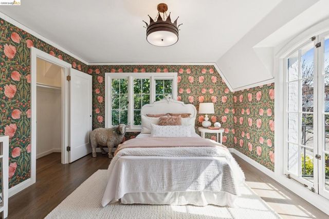 906 906 Paramount Rd, Oakland, CA 94610