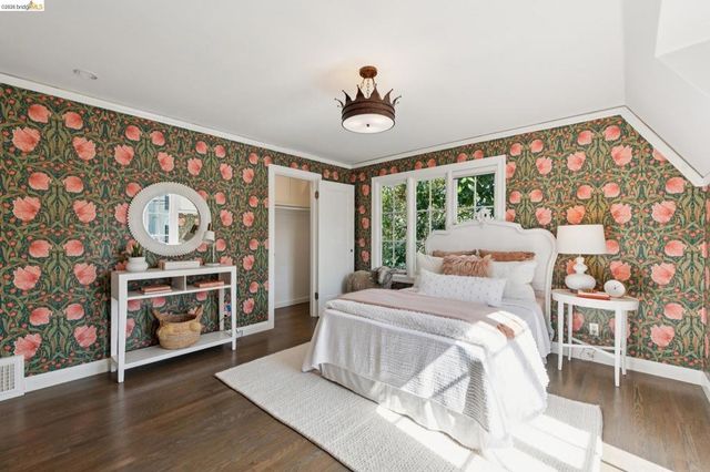 906 906 Paramount Rd, Oakland, CA 94610