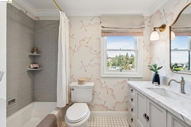 906 906 Paramount Rd, Oakland, CA 94610