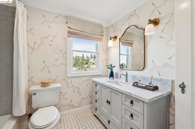 906 906 Paramount Rd, Oakland, CA 94610