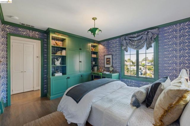 906 906 Paramount Rd, Oakland, CA 94610