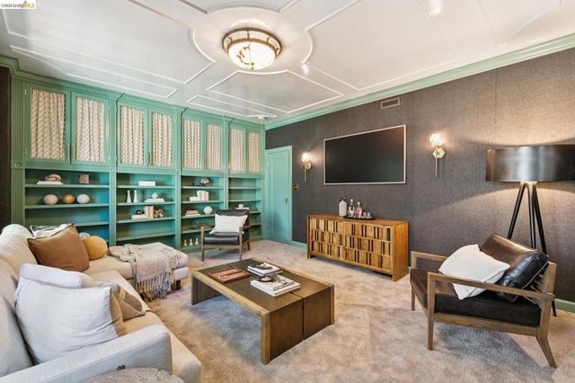 906 906 Paramount Rd, Oakland, CA 94610