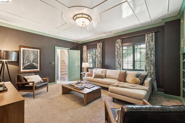 906 906 Paramount Rd, Oakland, CA 94610