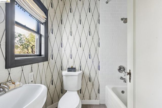 906 906 Paramount Rd, Oakland, CA 94610