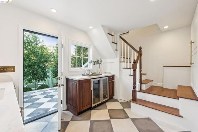 906 906 Paramount Rd, Oakland, CA 94610