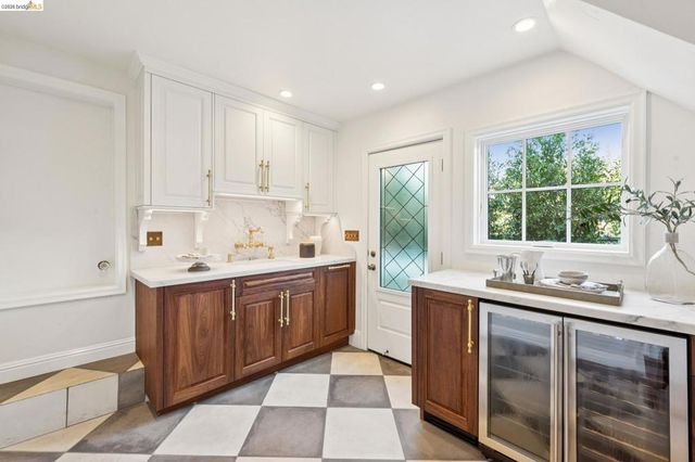 906 906 Paramount Rd, Oakland, CA 94610