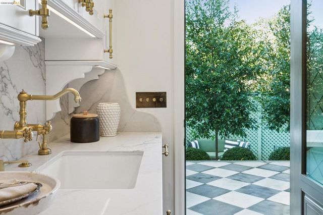 906 906 Paramount Rd, Oakland, CA 94610