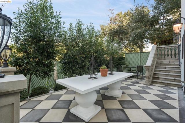 906 906 Paramount Rd, Oakland, CA 94610