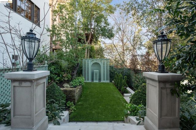 906 906 Paramount Rd, Oakland, CA 94610