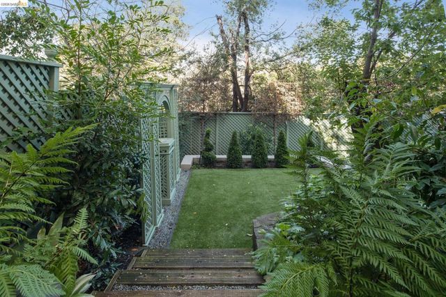 906 906 Paramount Rd, Oakland, CA 94610