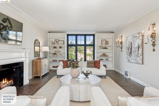 906 906 Paramount Rd, Oakland, CA 94610