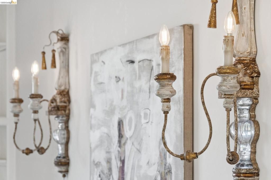 Image 12 of property listing at 906 906 Paramount Rd, Oakland, CA 94610